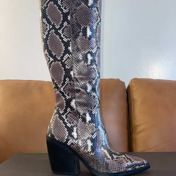 Vince Camuto Gravana Taupe Retro Python Boots Women’s Sz 6.5 - Picture 2 of 16